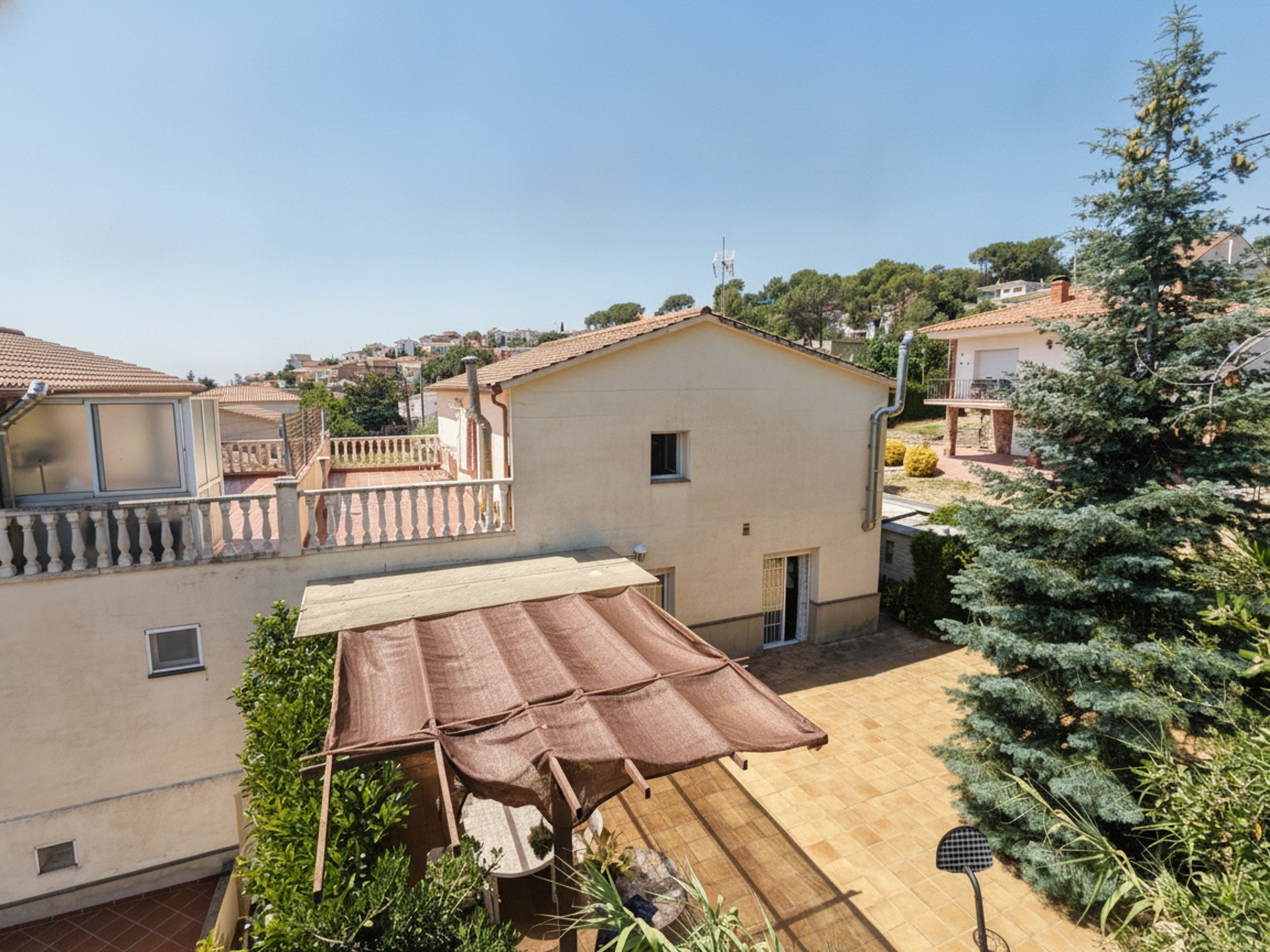 Espectacular casa con gran jardín, 5 habitaciones y vistas a la montaña. - Imagen 4